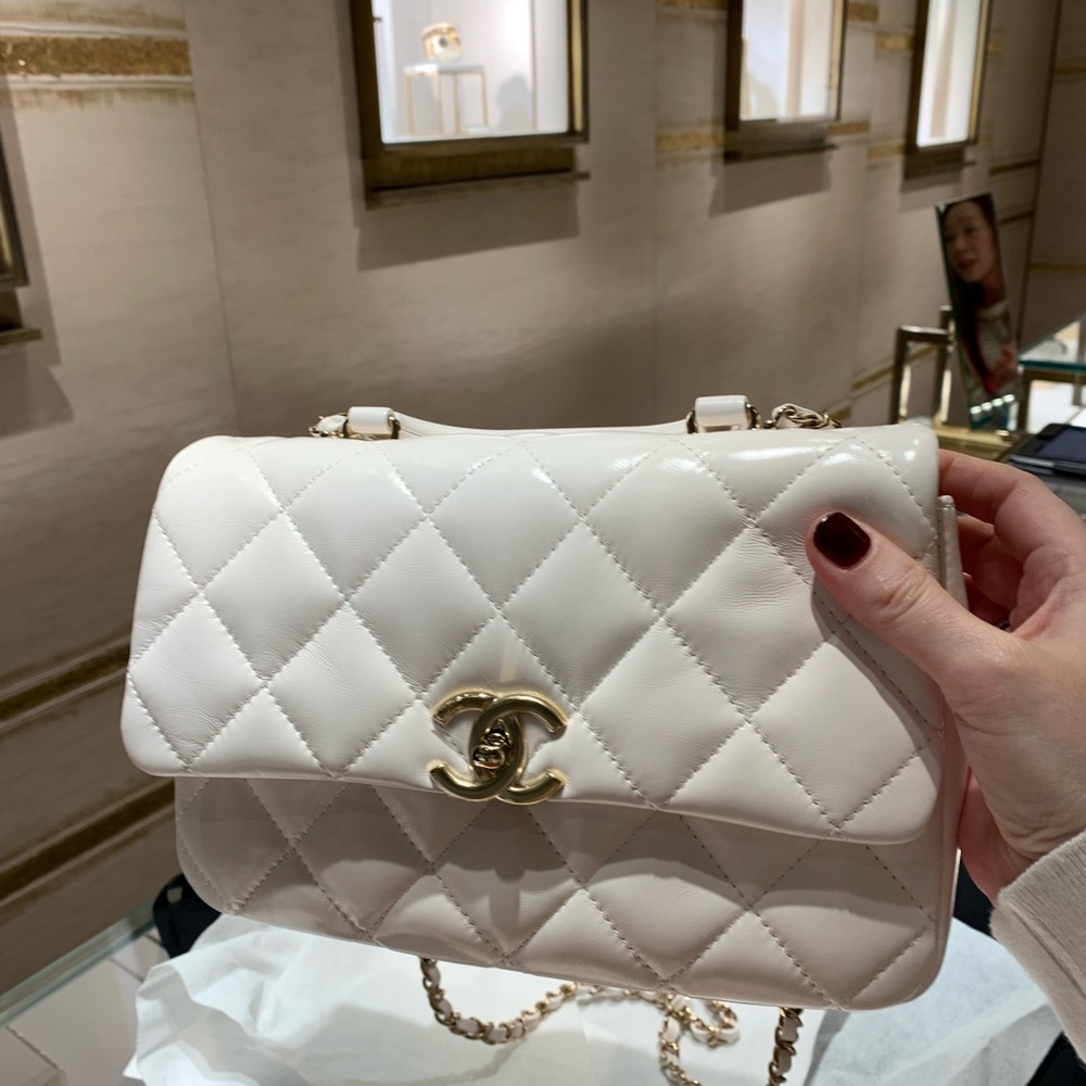 Absolutely stunning rare brand New Coco Chanel travel purse with handle .A must! - Picture 6 of 7